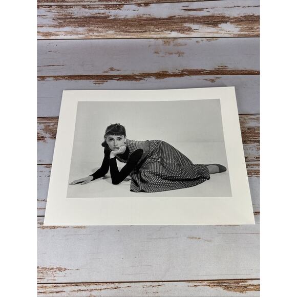 Audrey Hepburn Portraits of A Style Icon 8 Varnished Art Prints & Folio 12"x16" - Picture 9 of 10